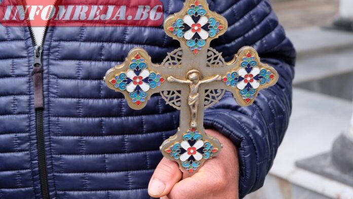 Водици в Банско: С шествие до фонтаните хвърлят кръста