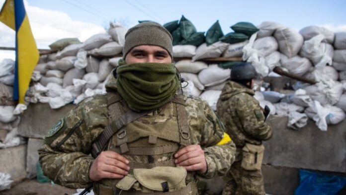 Военен конвой напредва към Киев