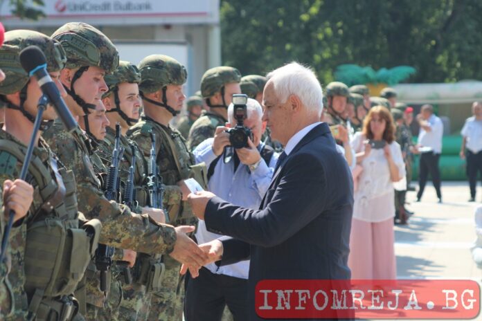 Военни
