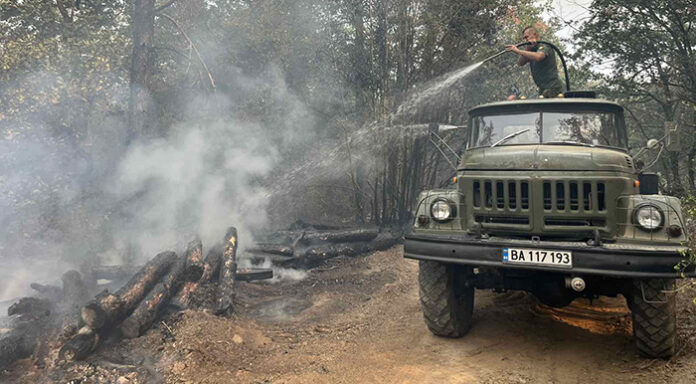 Военни и днес оказват помощ при гасенето на пожарите