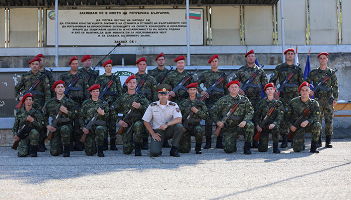 Военни се заклеха в служба на Родината докато колегите им гасят Югозапада