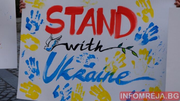 Военният министър: Даваме помощ на Украйна