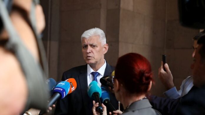 Военният министър остава консервативен при даването на Украйна