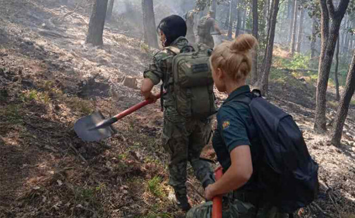 Военнослужещи и хеликоптер оказаха помощ за локализирането на пожара край Твърдица
