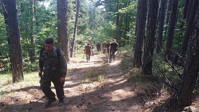 Военнослужещи продължават гасенето на пожара над село Югово