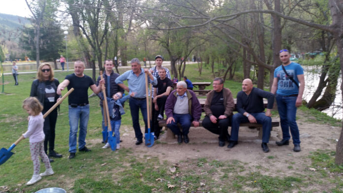 Войводи засадиха 100 фиданки в парк 