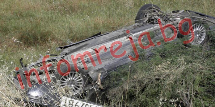 Волво излетя от пътя и се преобърна край Благоевград
