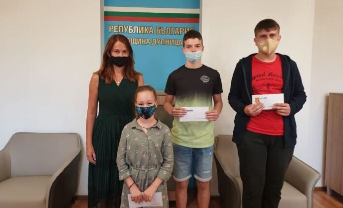 Връчиха стипендиите на три даровити деца в Дупница