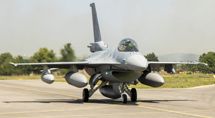 Вторият български самолет F-16 Block 70 пристигна в България