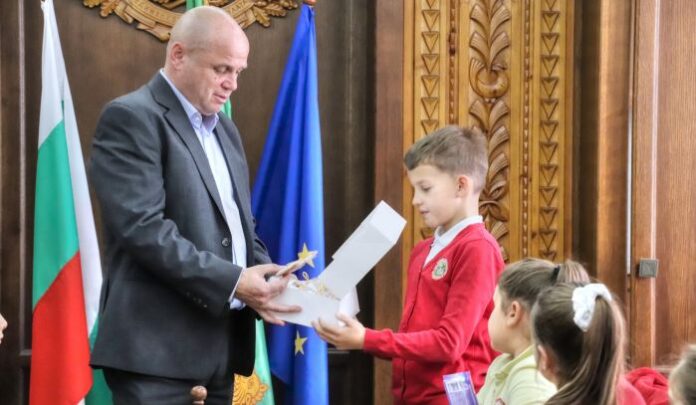 Второкласници опознават символите в Банско
