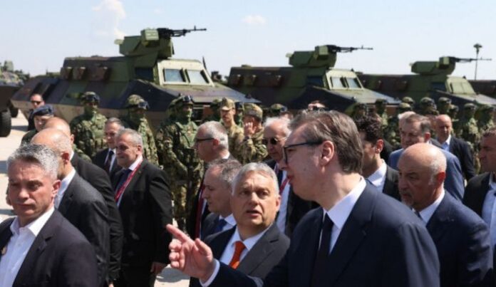 Вучич демонстрира пред Орбан сръбската военна мощ