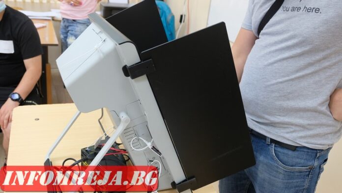 Въпреки тренировките на частични вот: Показват на благоевградчани как да гласуват на машина