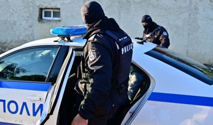 Във Варна задържаха 12 души за наркотици