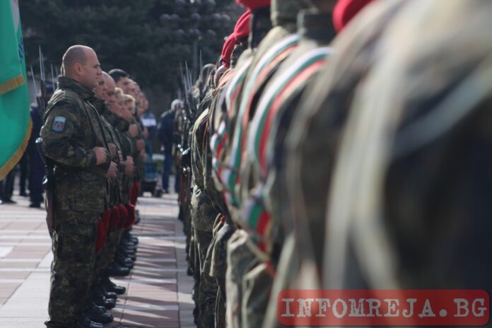 Възнагражденията на военнослужещите ще бъдат увеличени с минимум 10%