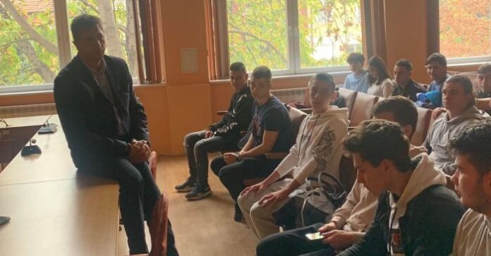 Възпитаници на Природо-математическата гимназия гостуваха полицаи в Кюстендил