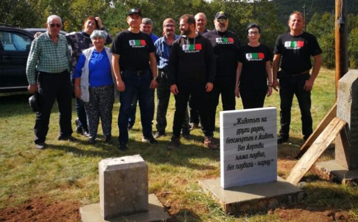 „Възраждане“ възстановява войнишки паметник и надгробни камъни на границата със Сърбия