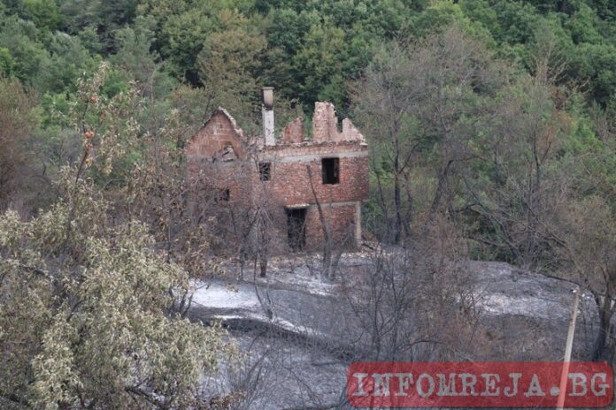 Възрастен мъж е с изгаряния след пожар в дома му