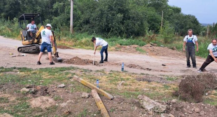 Възрожденци от Кюстендил с доброволна акция: Поставят ограда на траурния парк в Жабокрът