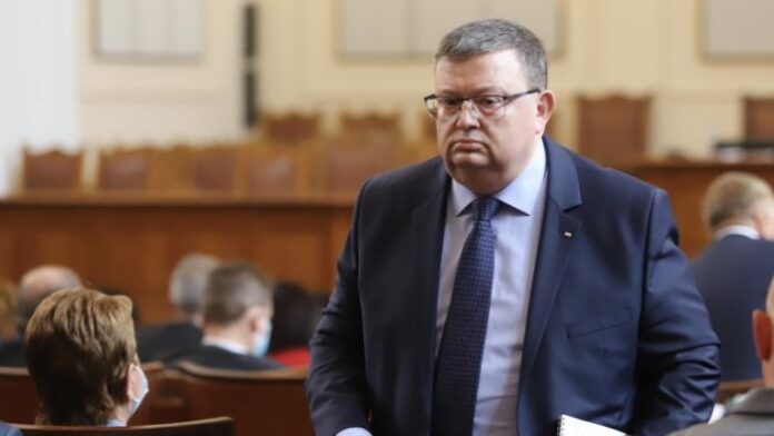 Възстановиха достъпа на Цацаров до класифицирана информация
