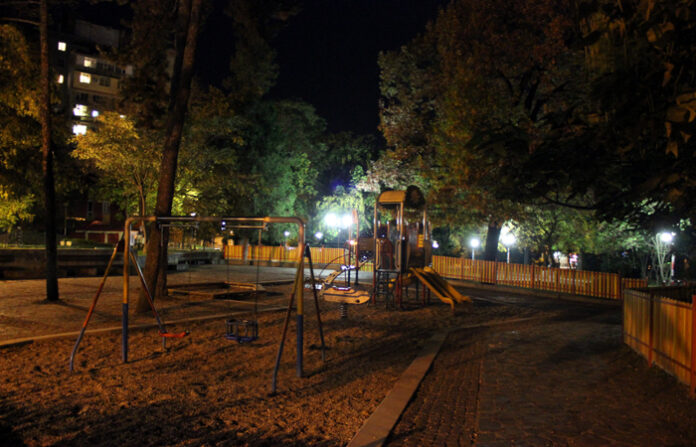 Възстановиха осветлението в градската градина