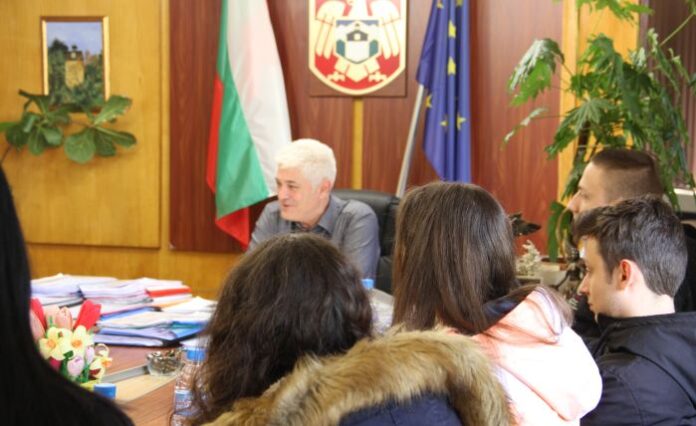 За 6-а поредна година Община Дупница подпомага социално слаби абитуриенти