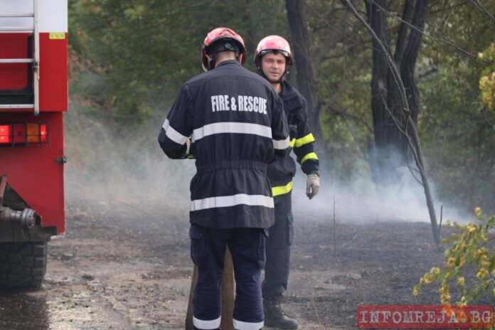 За денонощие: Пожарната ликвидира 97 пожара в страната