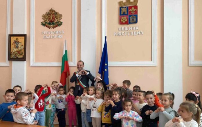 За Деня на българската община в Кюстендил: Децата от ДГ “Слънце“ гостуваха на кмета инж. Атанасов