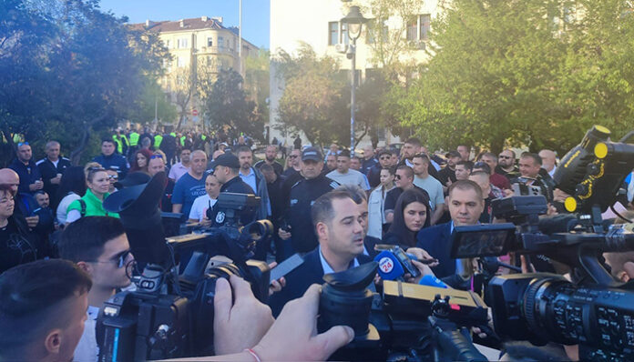 „За“ и „против“ Стоянов протестираха в София, изтече протокол от разпит