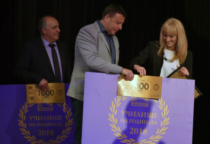 За шеста поредна година кметът Камбитов връчва приза „Училище на годината“