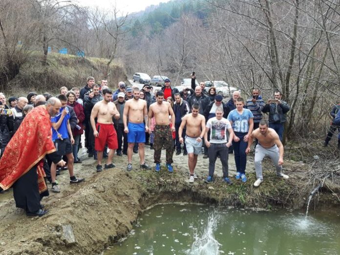 За трета поредна година Йордан Величков извади кръста в Сапарево