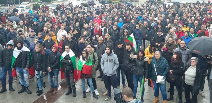 За втора поредна вечер полицаите свалиха каските и щитовете си в Габрово
