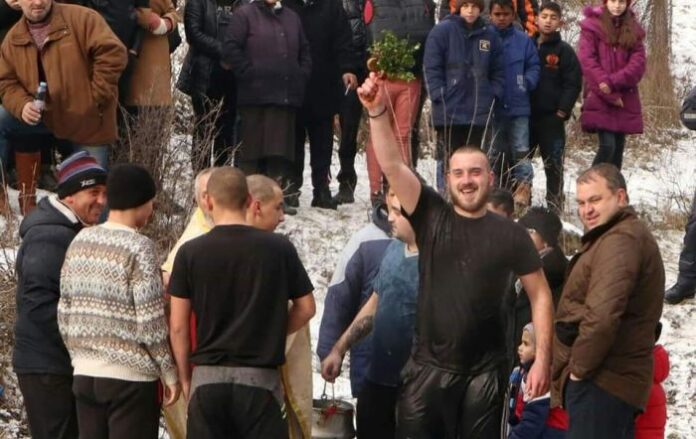 За втори път Марио Чонков вади кръста от Вотръчка река в Белица