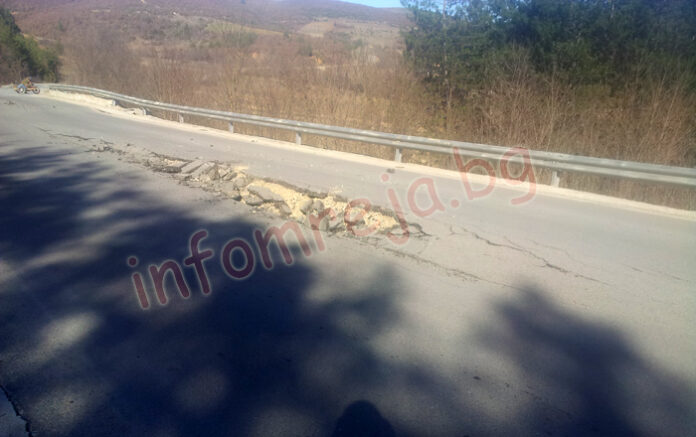 Забраняват движението на товарни автомобили над 12 тона по пътя Коняво – Бобов дол