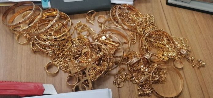 Задържаха 1790 грама златни изделия в товарен автомобил