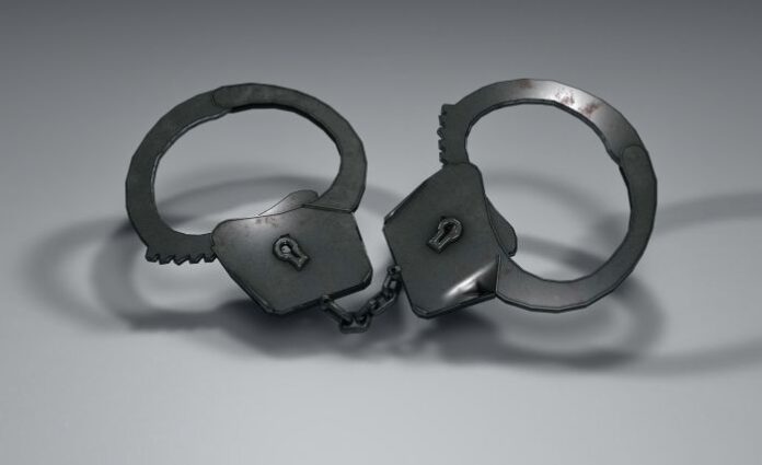 Задържаха банкова служителка