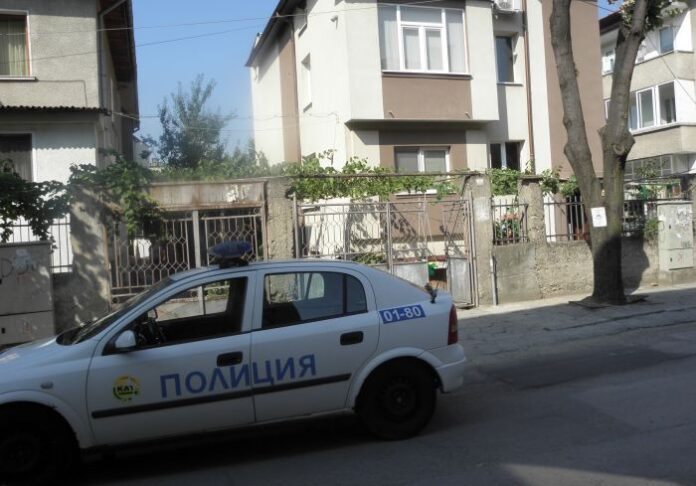 Задържаха двама млади мъже