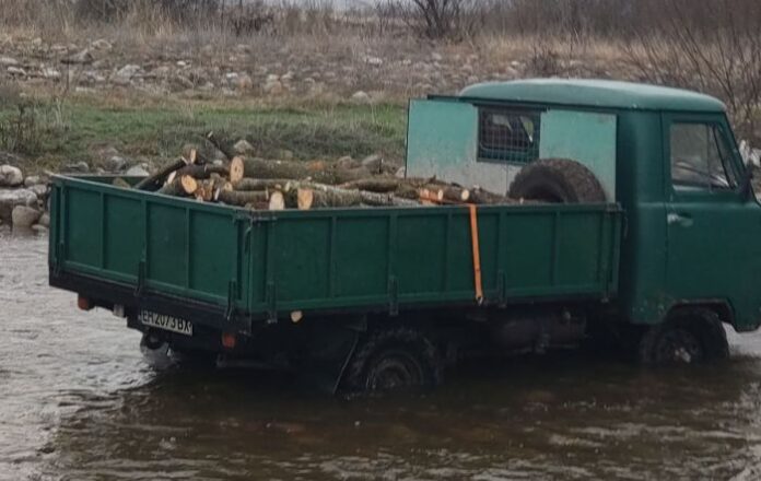 Задържаха двама нарушители след преследване от горски служители и полицаи