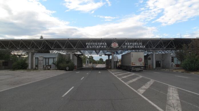 Задържаха двама румънци