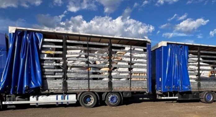 Задържаха над 76 000 флакона „маркови“ ароматизатори на 