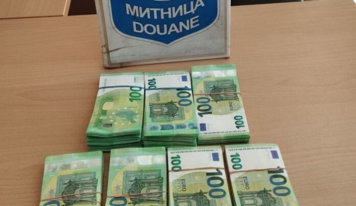 Задържаха недекларирана валута за близо 500 хил. лв. на Капитана