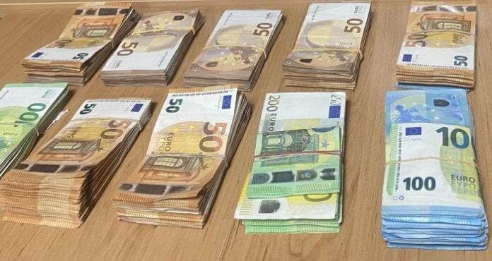 Задържаха недекларирана валута за над 55 000 лв. на Калотина
