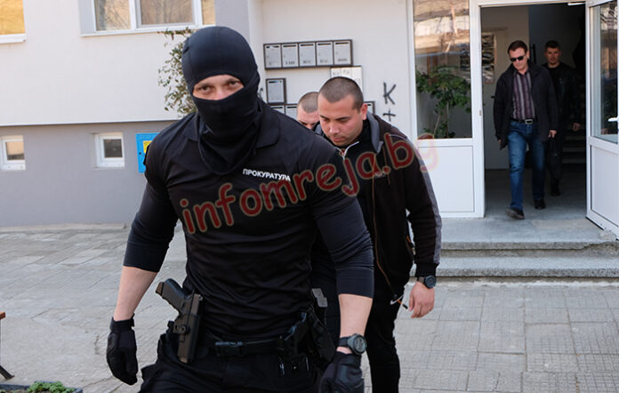 Задържаха полицаи от София