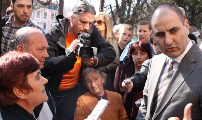 Задържаха телефонни специзмамници