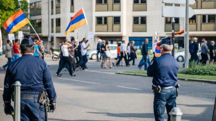 Задържаните демонстранти от арменската полиция в Ереван са вече 196