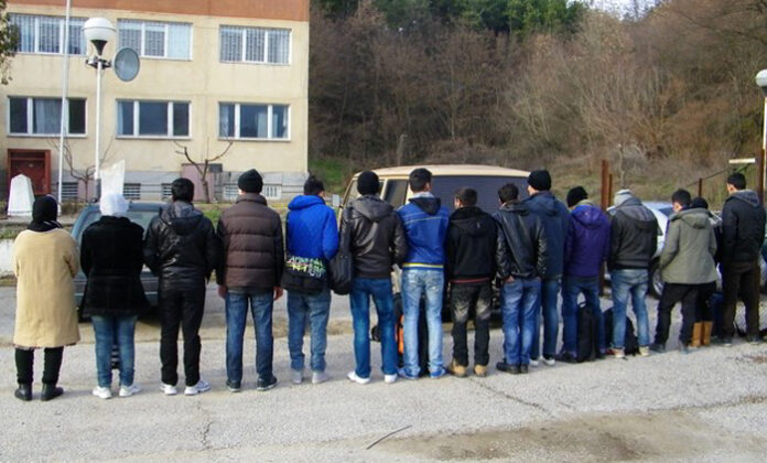 Заловиха 17 афганистанци при опит да пресекат границата с Македония