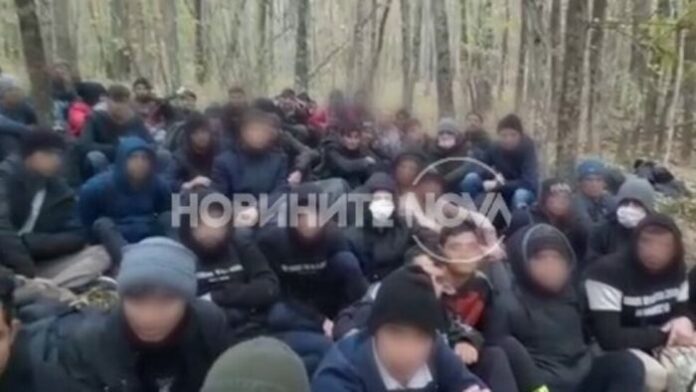 Заловиха група от над 90 мигранти край Резово