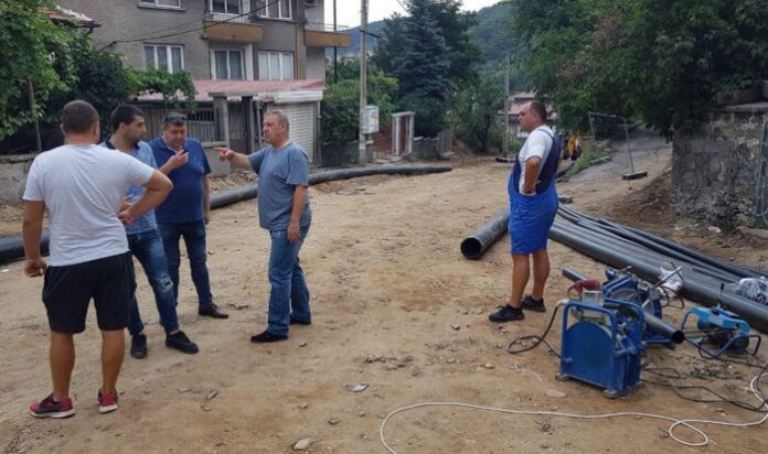 Зам.-кметът Крум Милев инспектира ремонта на две от улиците в Дупница