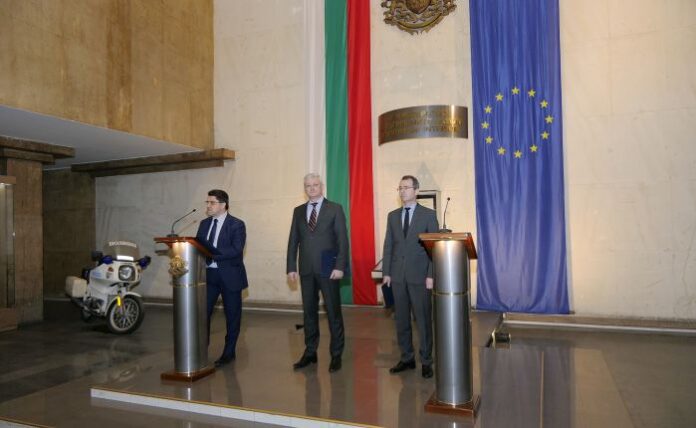 Зам.-министър Ципов: МВР няма да строи нови бежански лагери