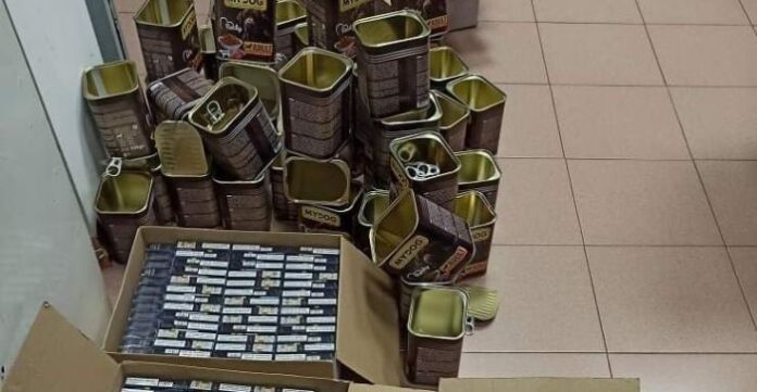 Замаскираха контрабандни цигари в консерви с кучешка храна