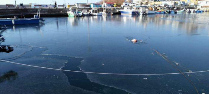 Замръзна морето в пристанището на Александруполис